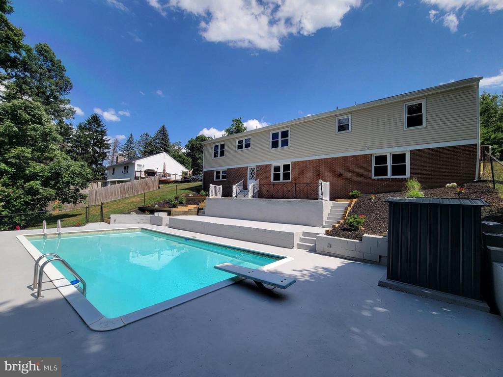 1114 WHITEHALL DRIVE