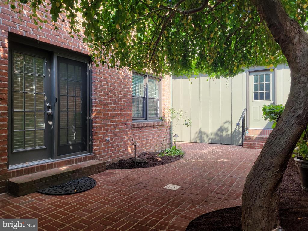 589 LOVELL COURT