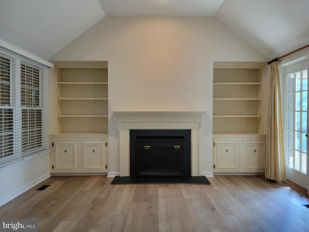 589 LOVELL COURT