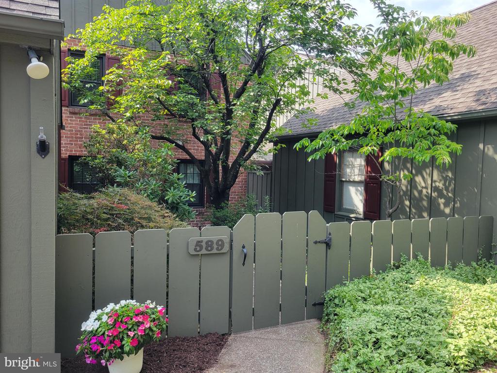 589 LOVELL COURT