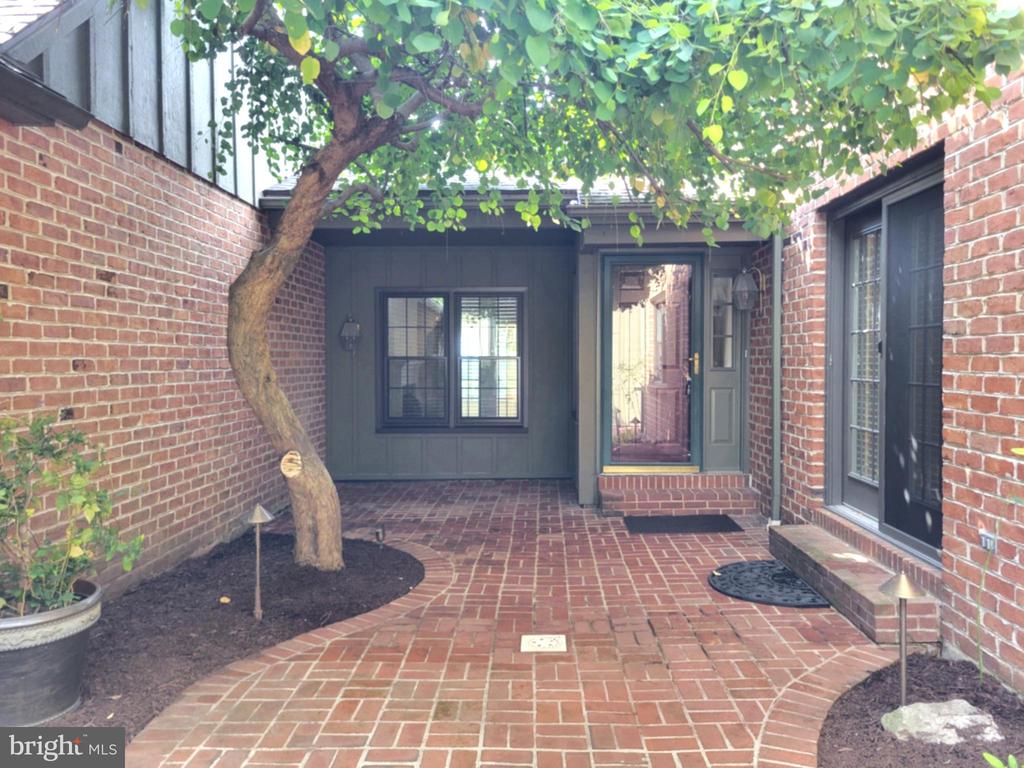 589 LOVELL COURT