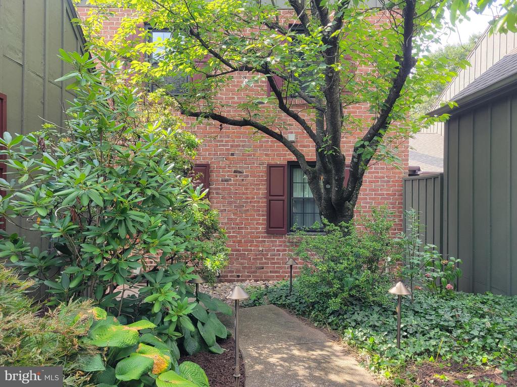 589 LOVELL COURT