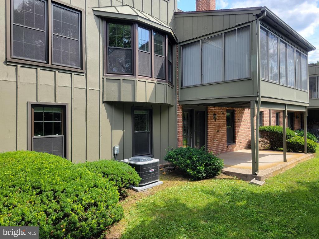 589 LOVELL COURT