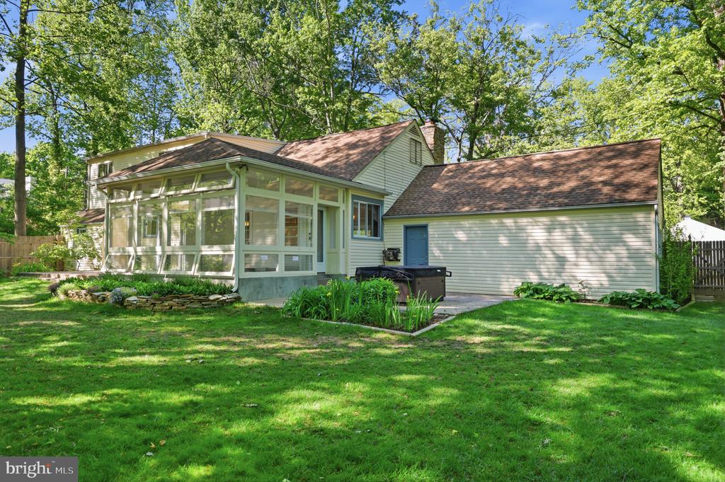 207 W FERRY ROAD