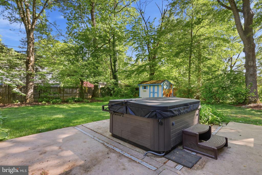 207 W FERRY ROAD