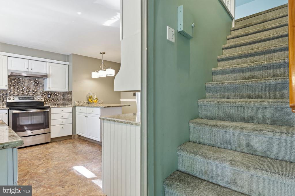 207 W FERRY ROAD