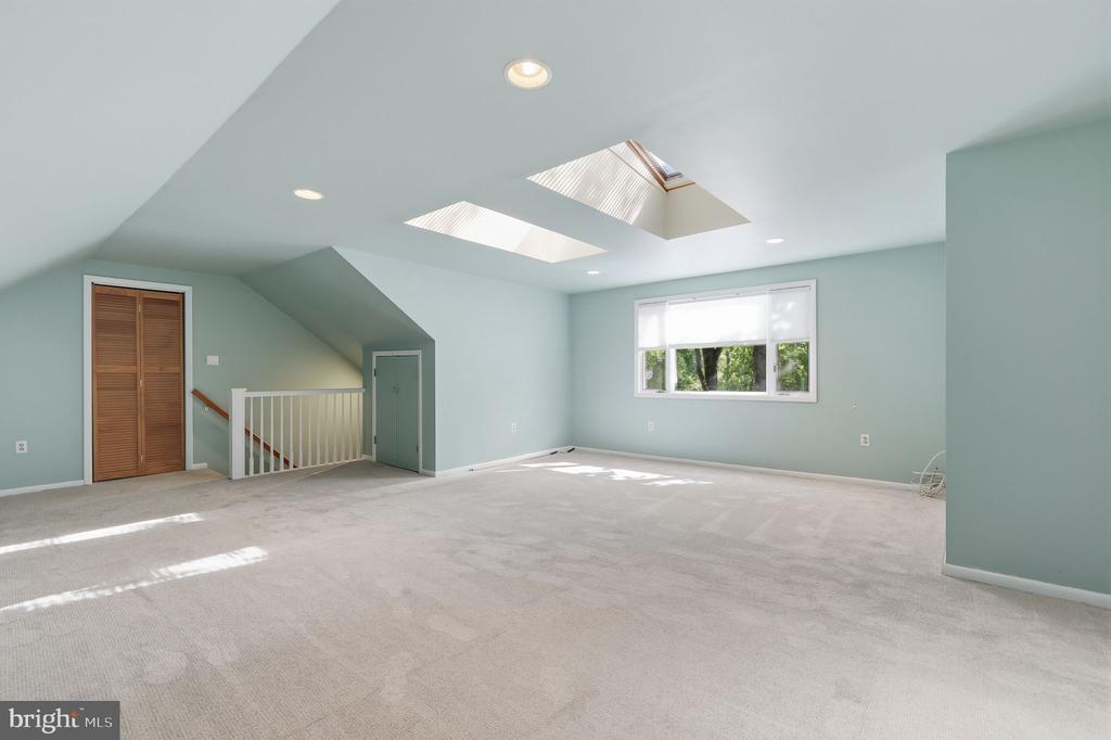 207 W FERRY ROAD