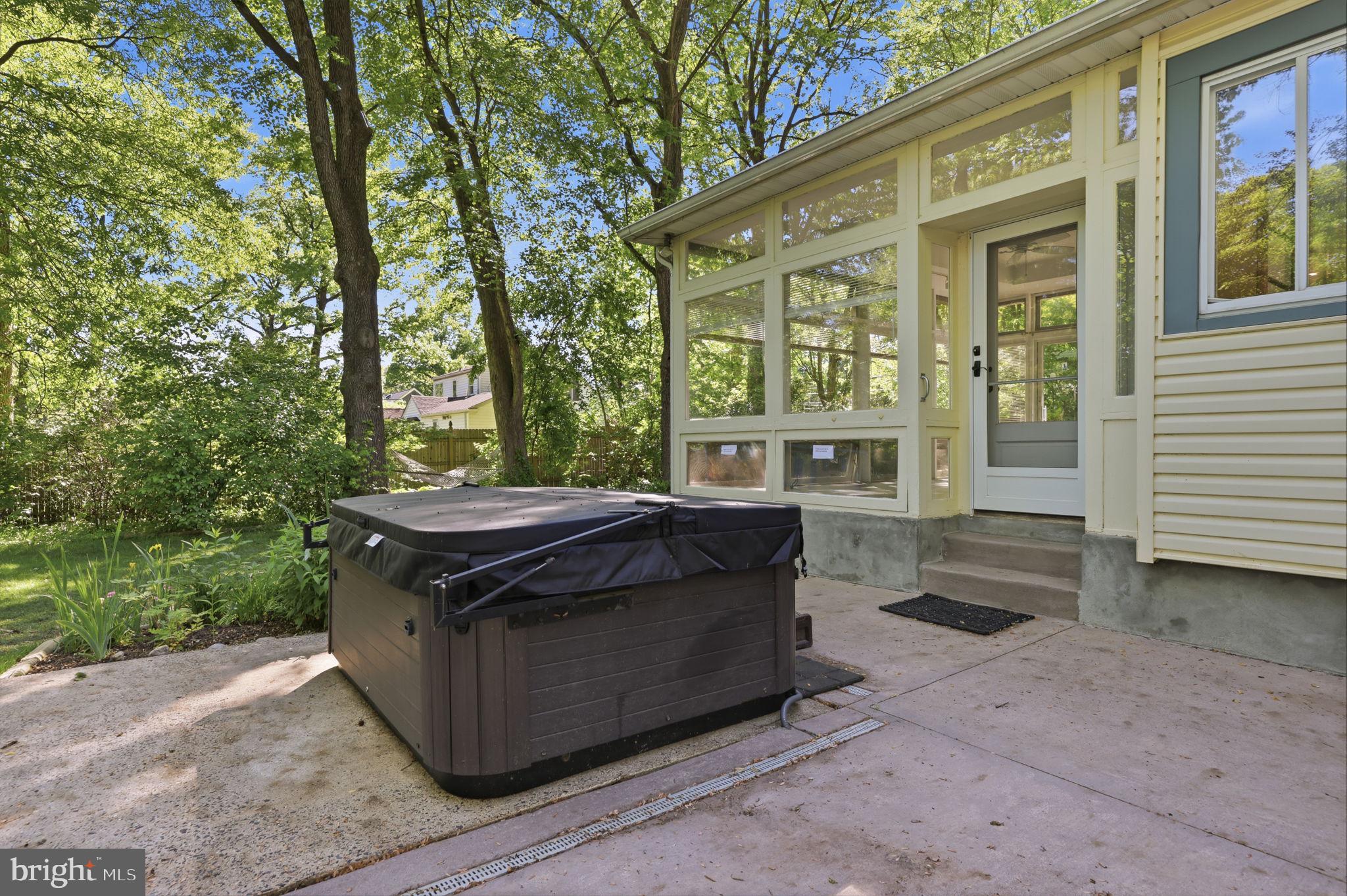 207 W FERRY ROAD
