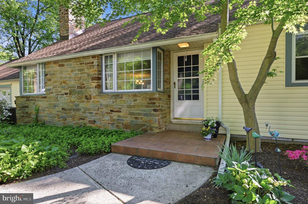 207 W FERRY ROAD