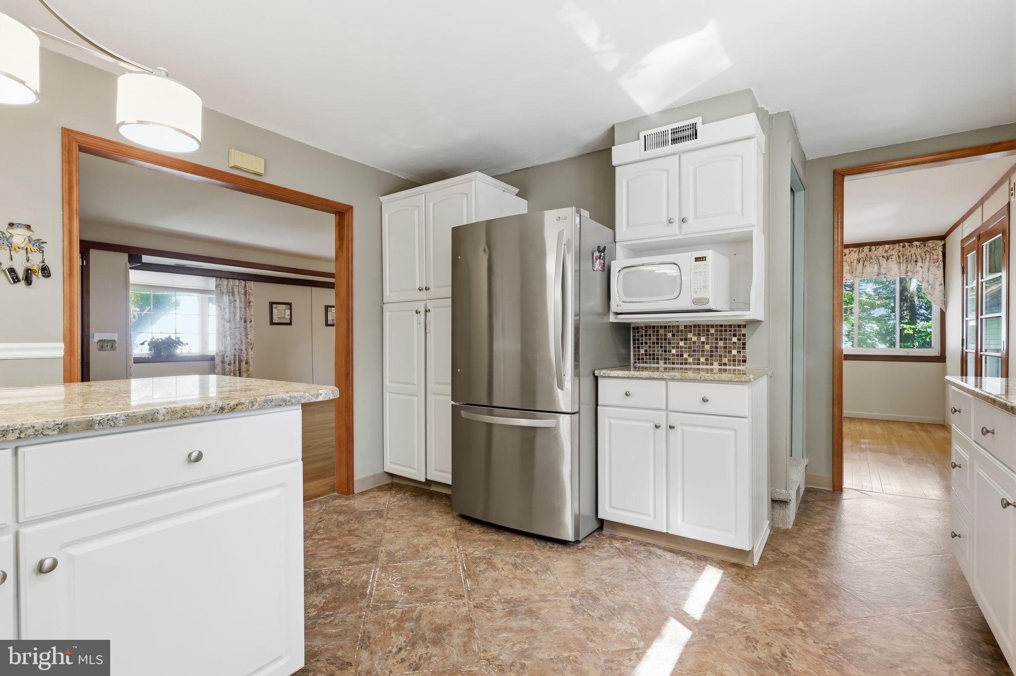 207 W FERRY ROAD