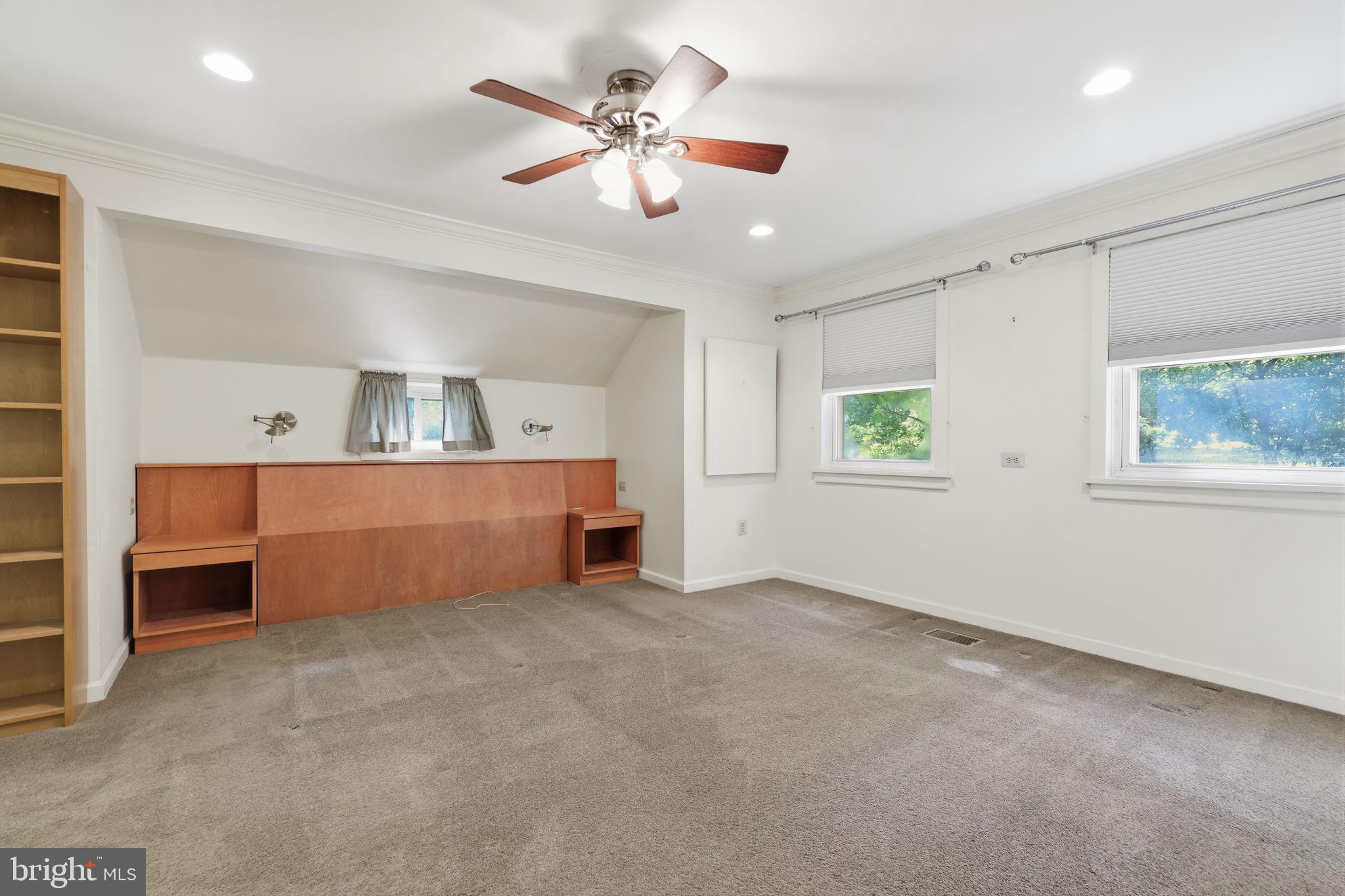 207 W FERRY ROAD