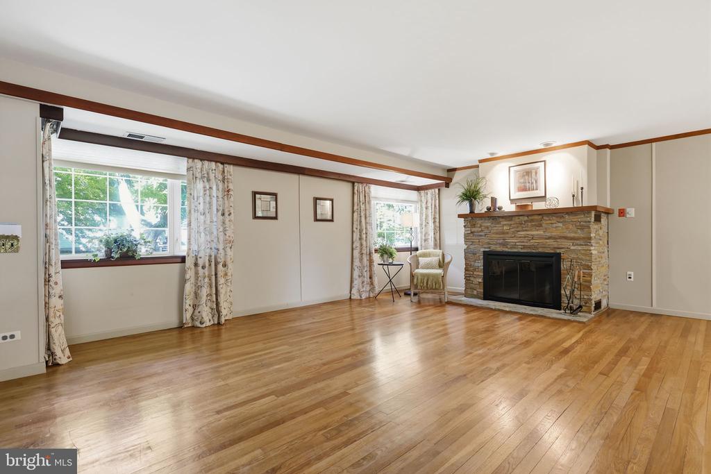 207 W FERRY ROAD