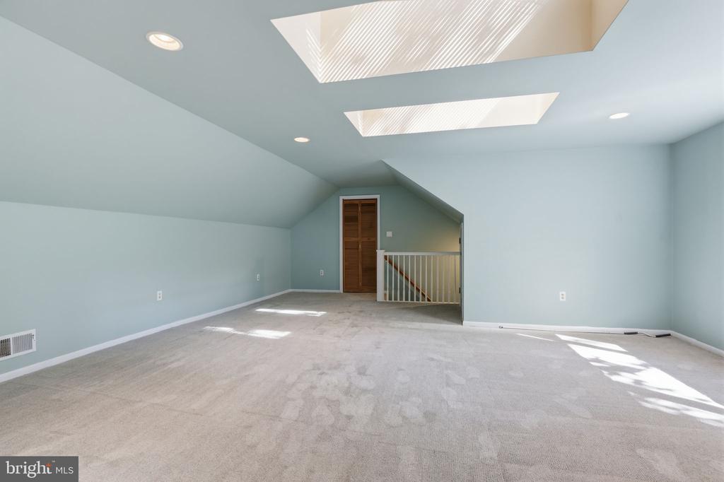 207 W FERRY ROAD