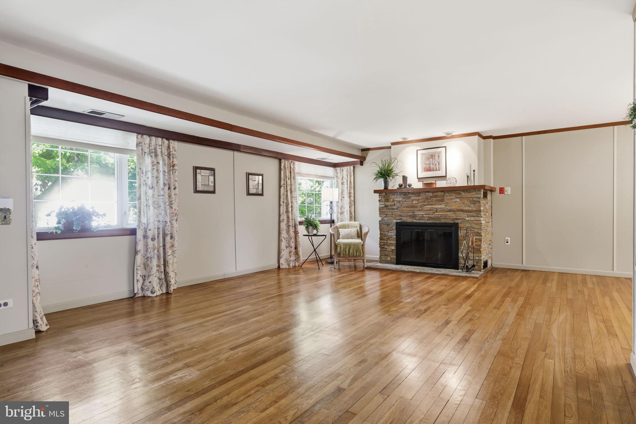 207 W FERRY ROAD