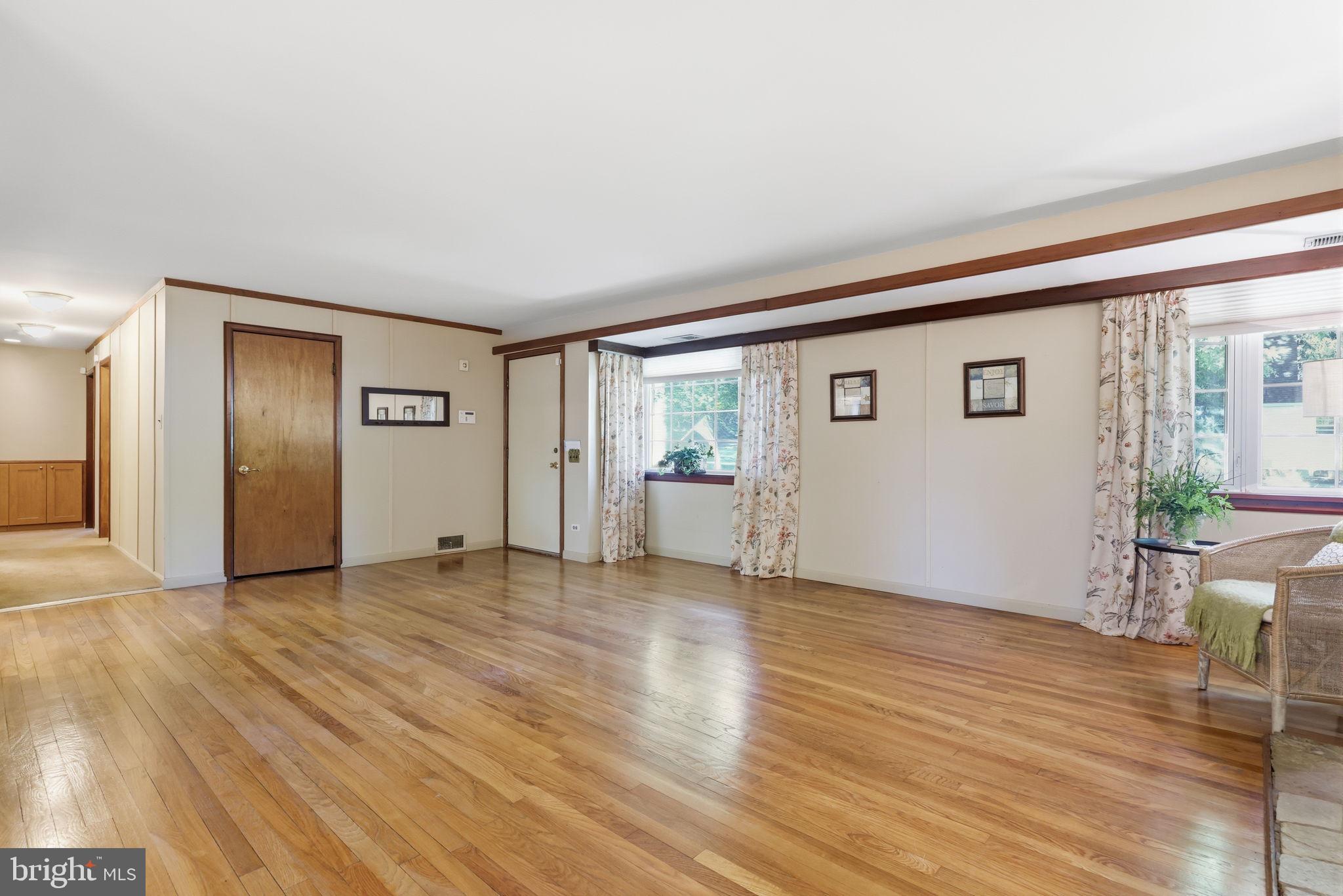 207 W FERRY ROAD