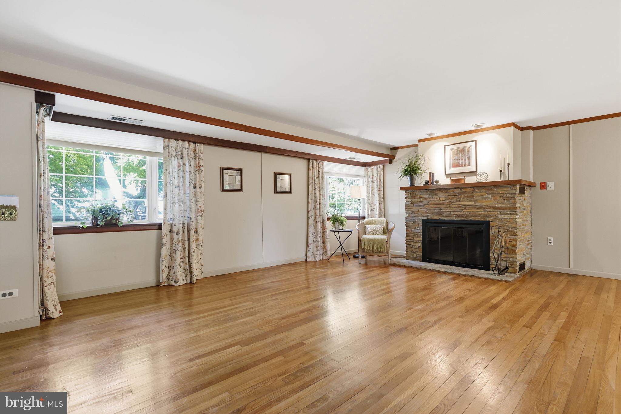 207 W FERRY ROAD