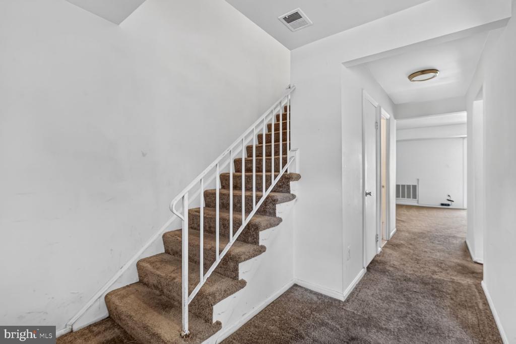 8108 LAKECREST DRIVE