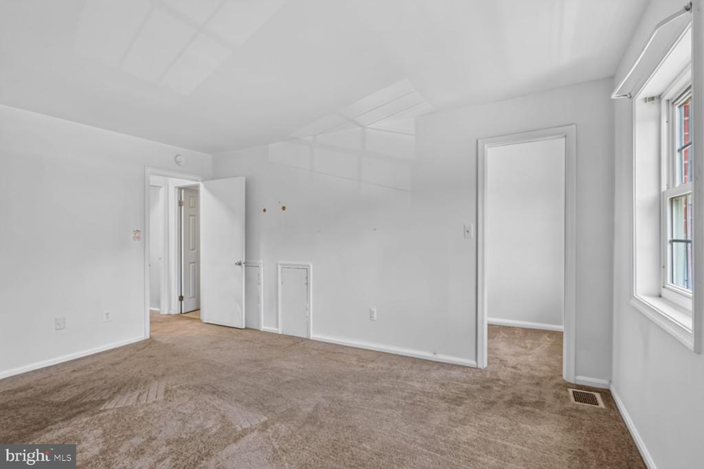 8108 LAKECREST DRIVE