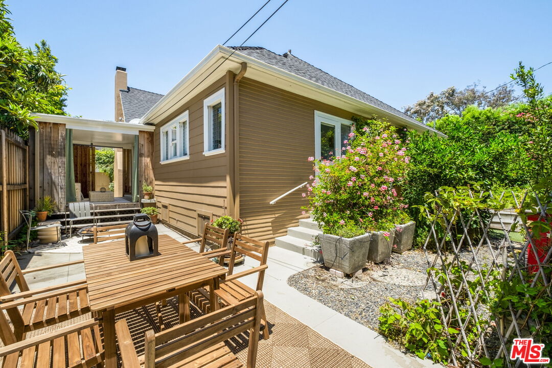 246 N Ridgewood Pl