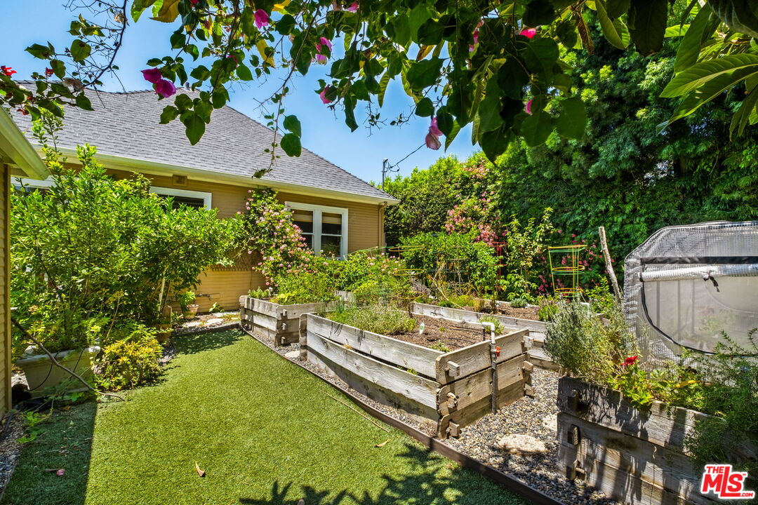 246 N Ridgewood Pl