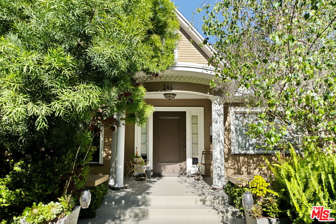 246 N Ridgewood Pl