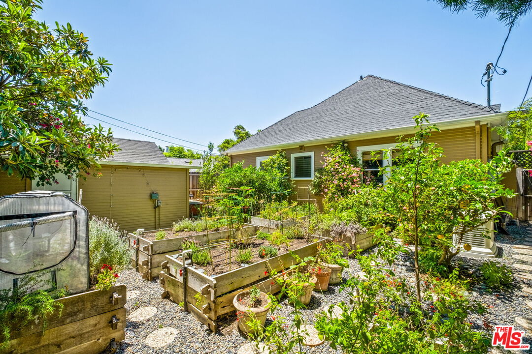 246 N Ridgewood Pl