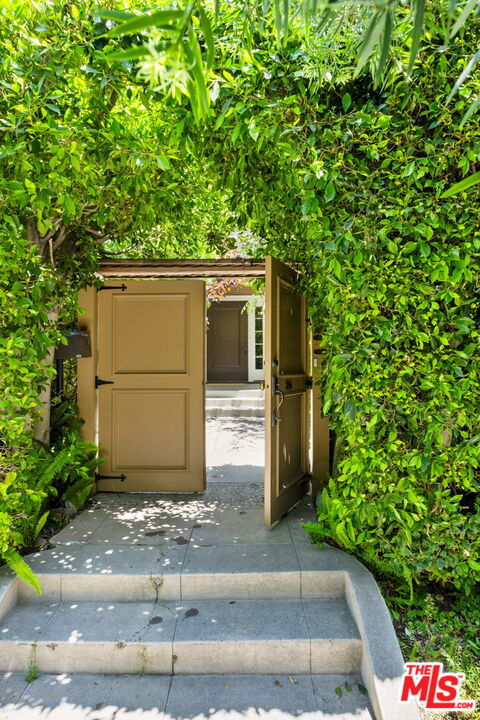 246 N Ridgewood Pl