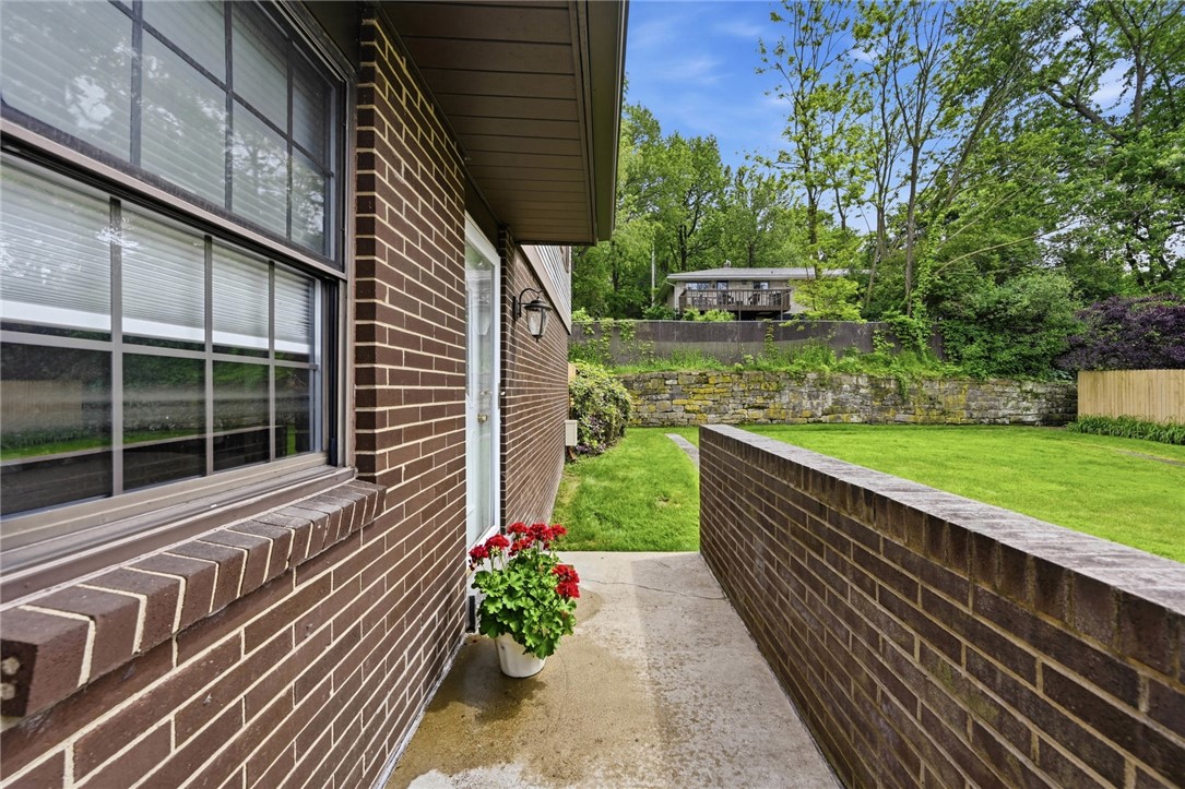 907 Camelot Drive