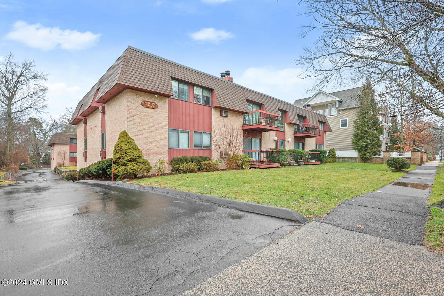 76 MAPLE TREE Avenue Unit: 3