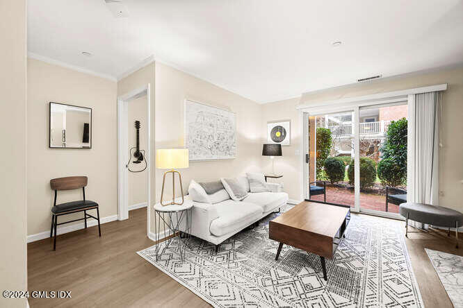 51 Forest Avenue, 121