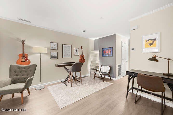 51 Forest Avenue, 121