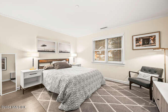 51 Forest Avenue, 121