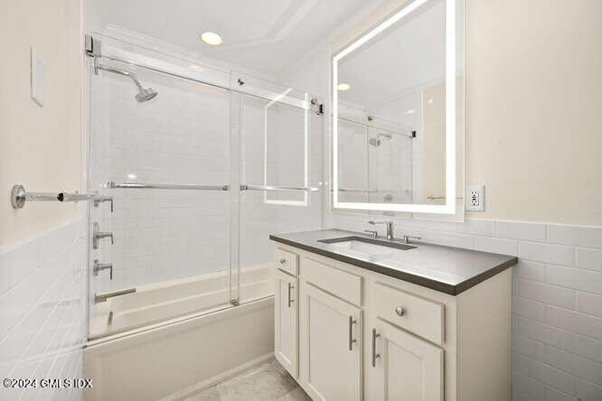 51 Forest Avenue, 121