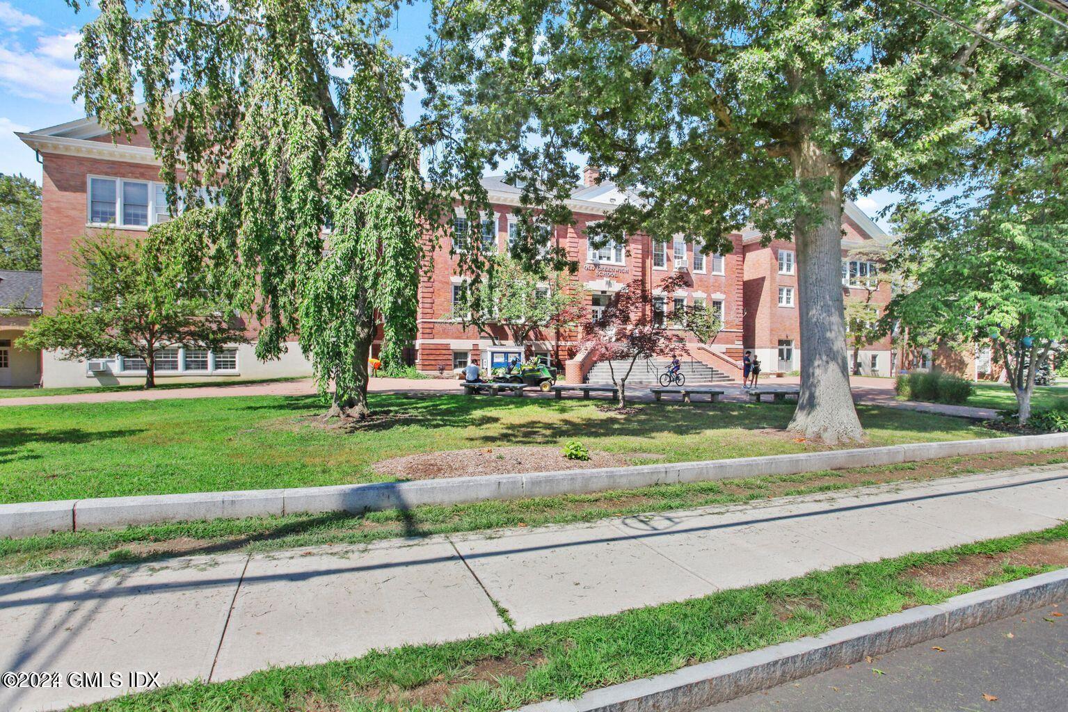 51 Forest Avenue, 121