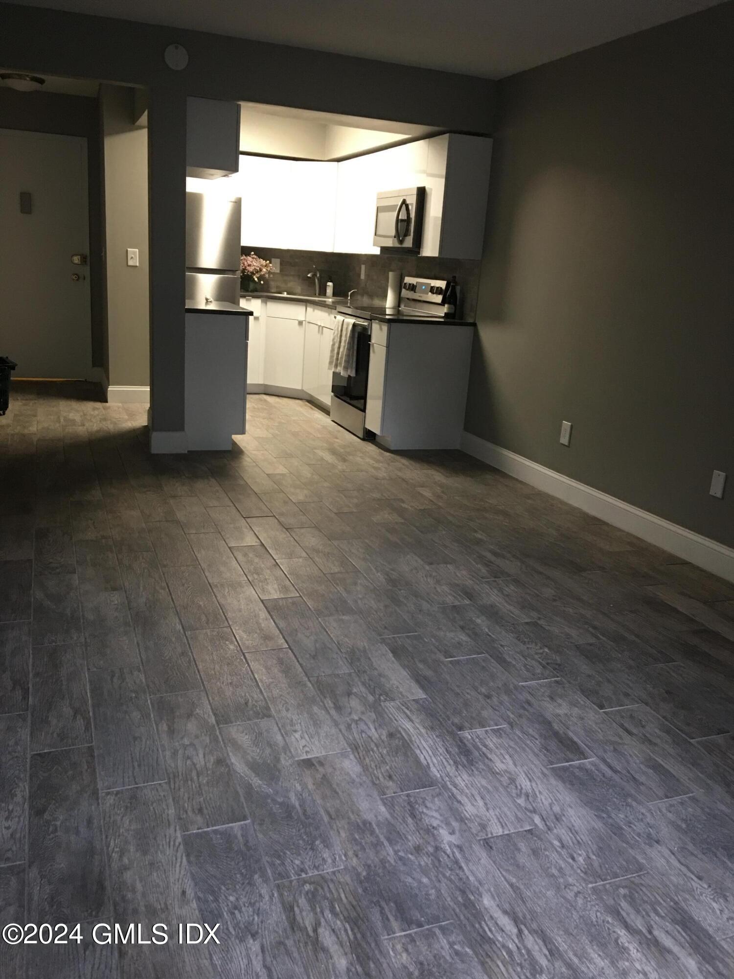 1525 E Putnam Avenue, 207