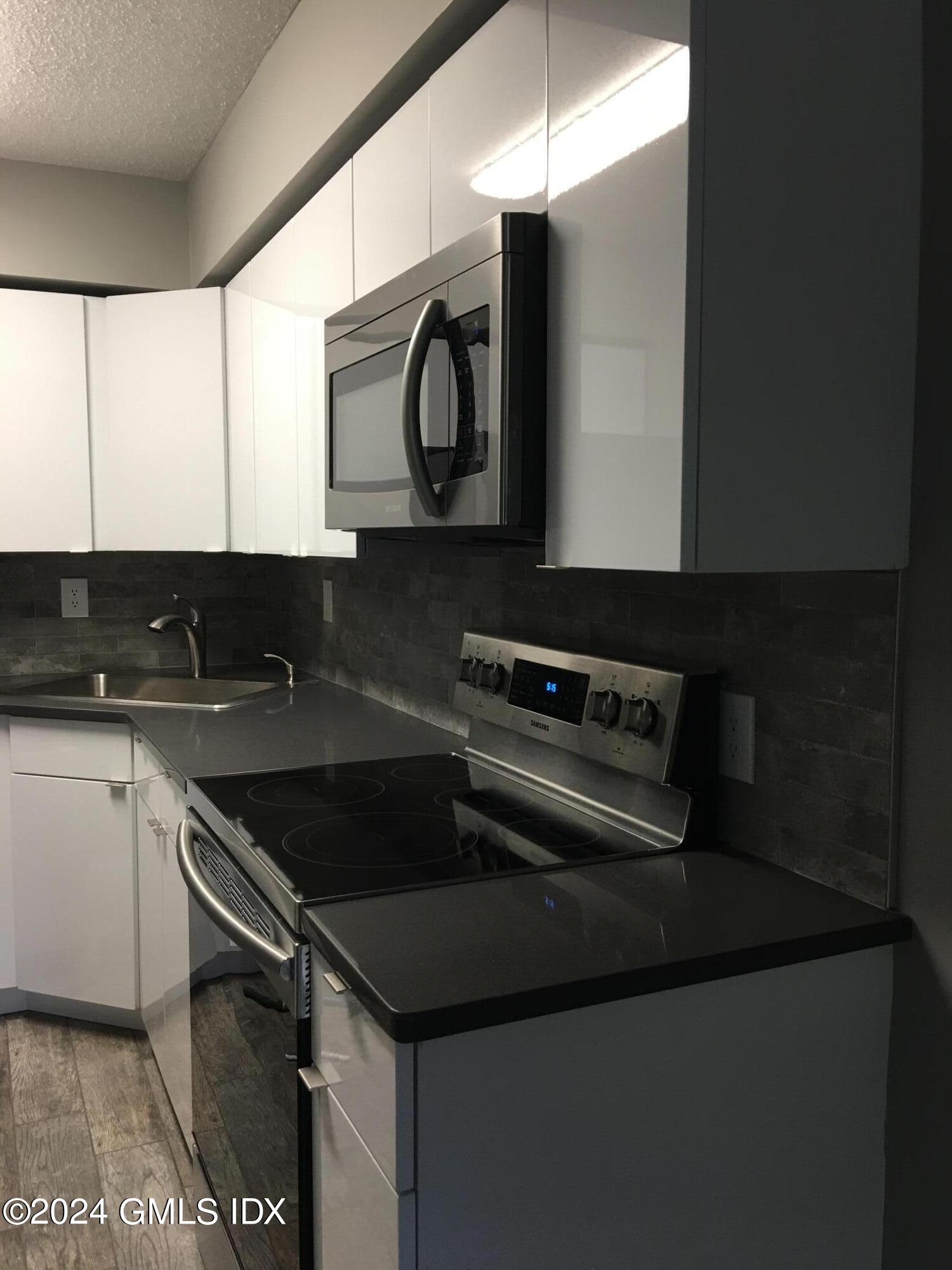 1525 E Putnam Avenue, 207