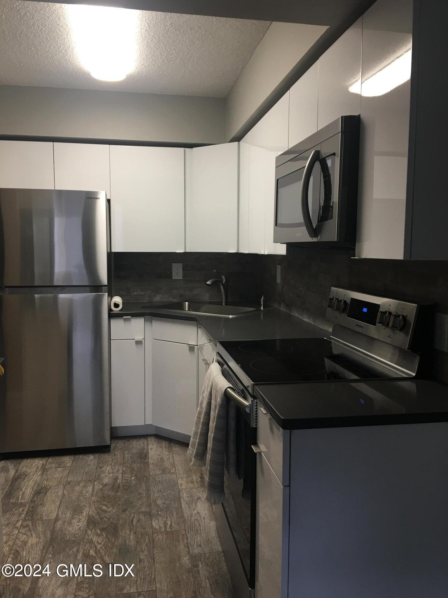 1525 E Putnam Avenue, 207