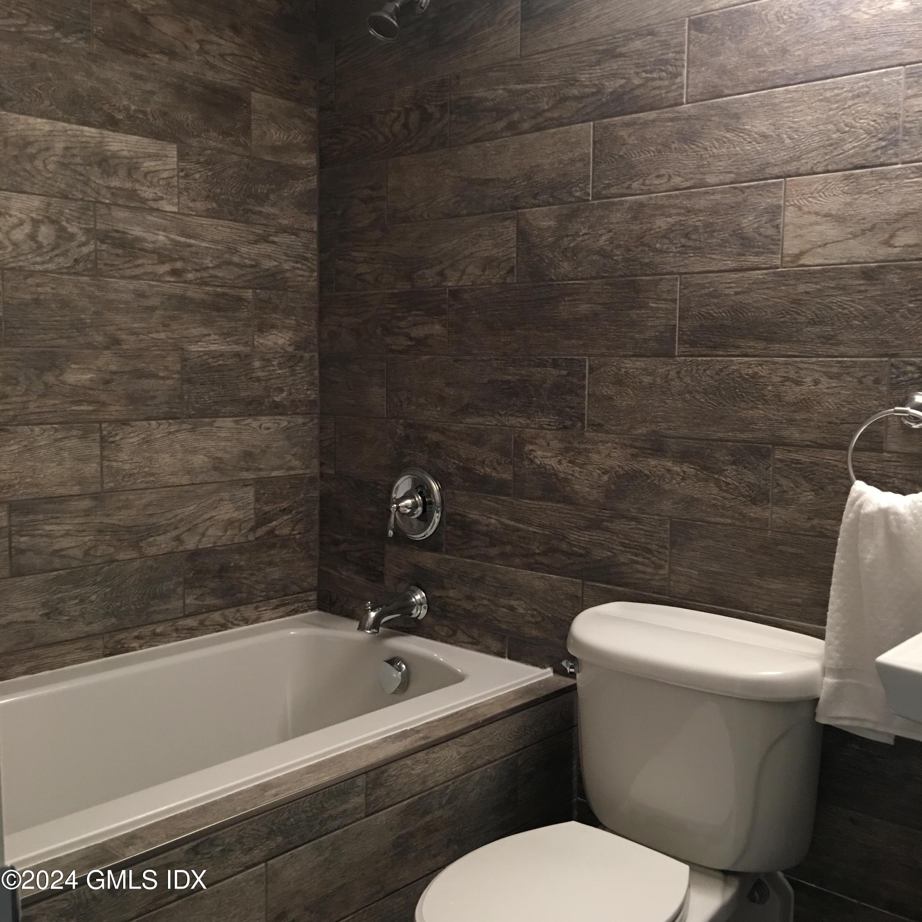 1525 E Putnam Avenue, 207