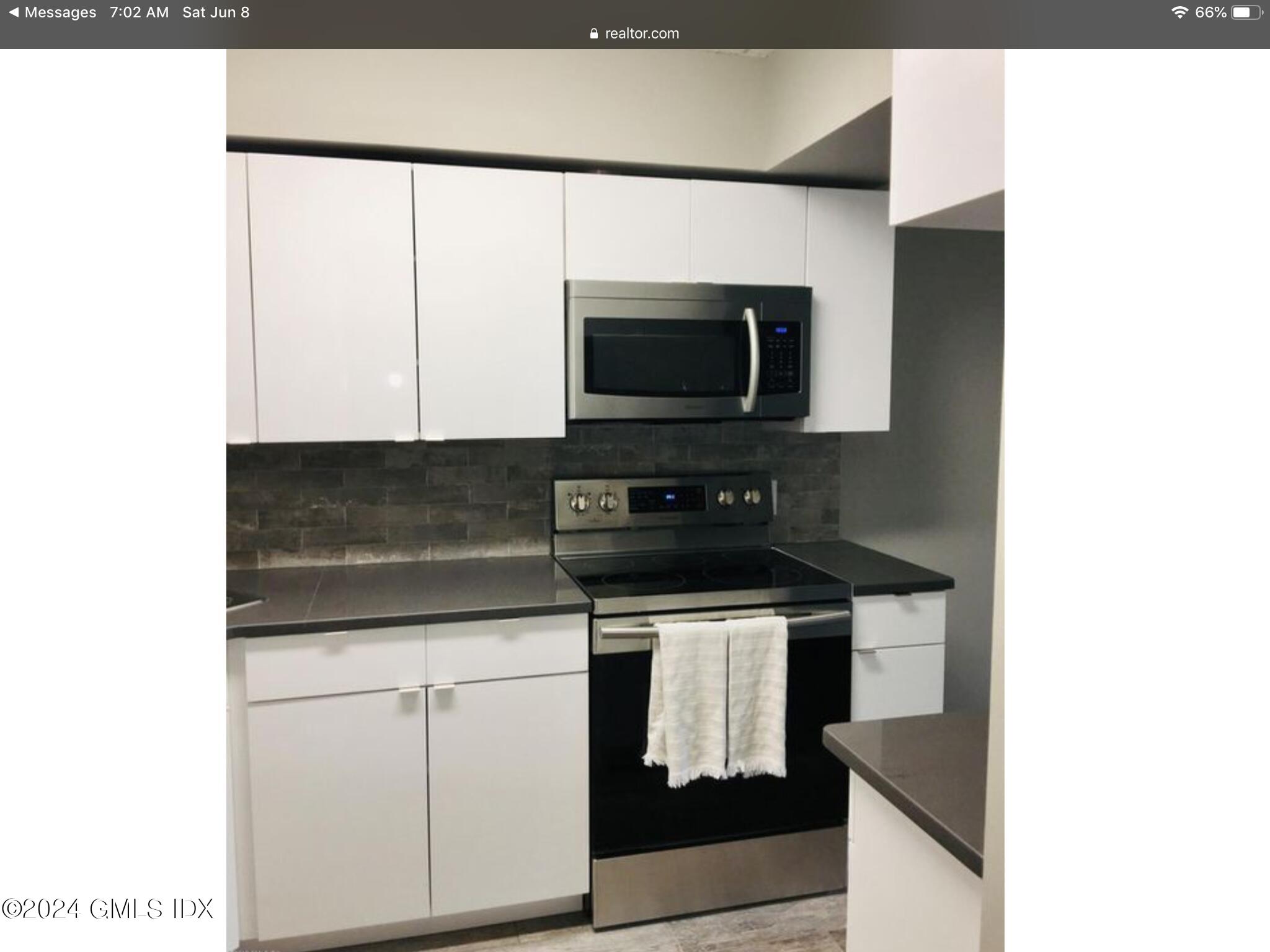 1525 E Putnam Avenue, 207