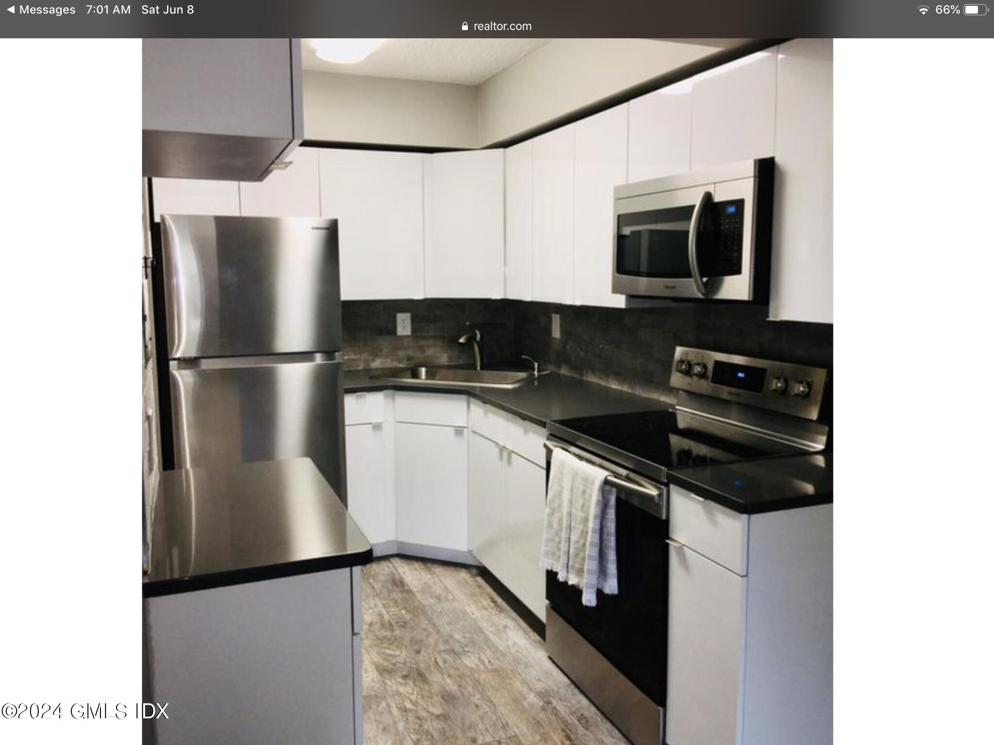 1525 E Putnam Avenue, 207