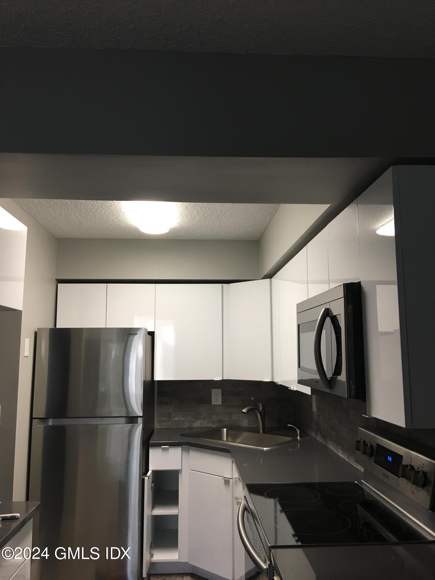 1525 E Putnam Avenue, 207