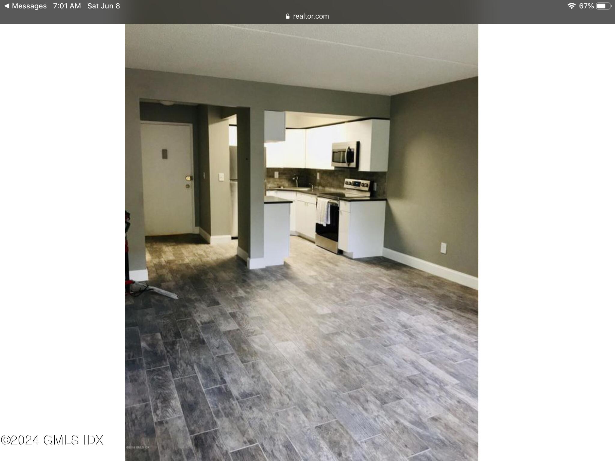 1525 E Putnam Avenue, 207