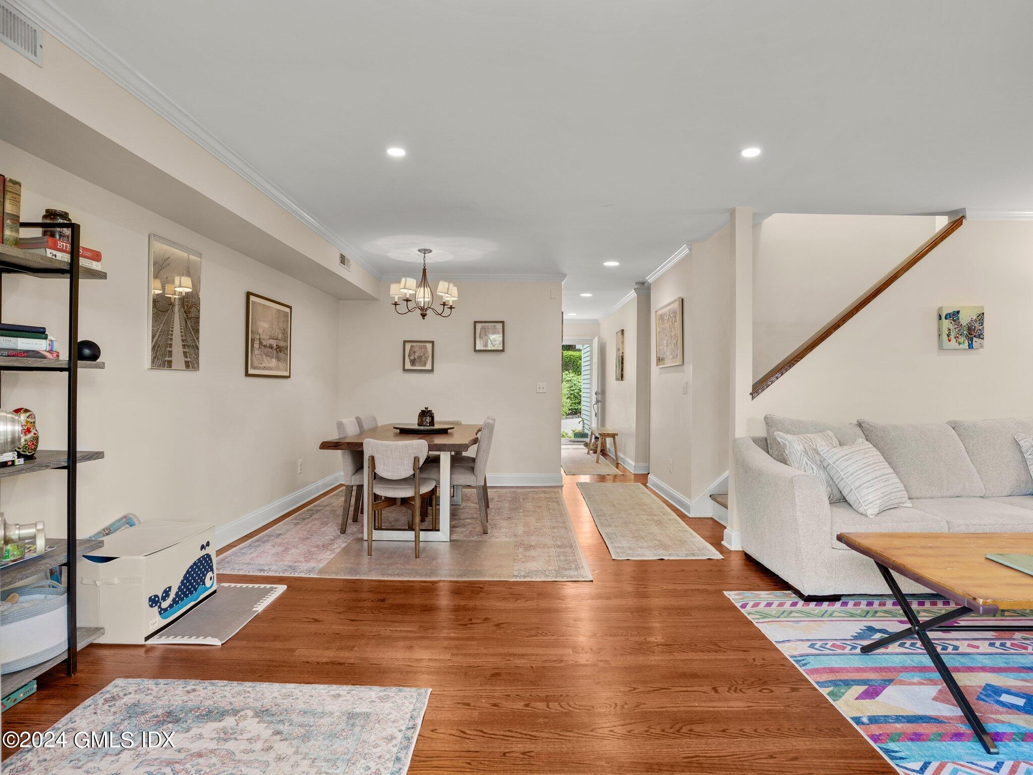 351 Pemberwick Road, 102