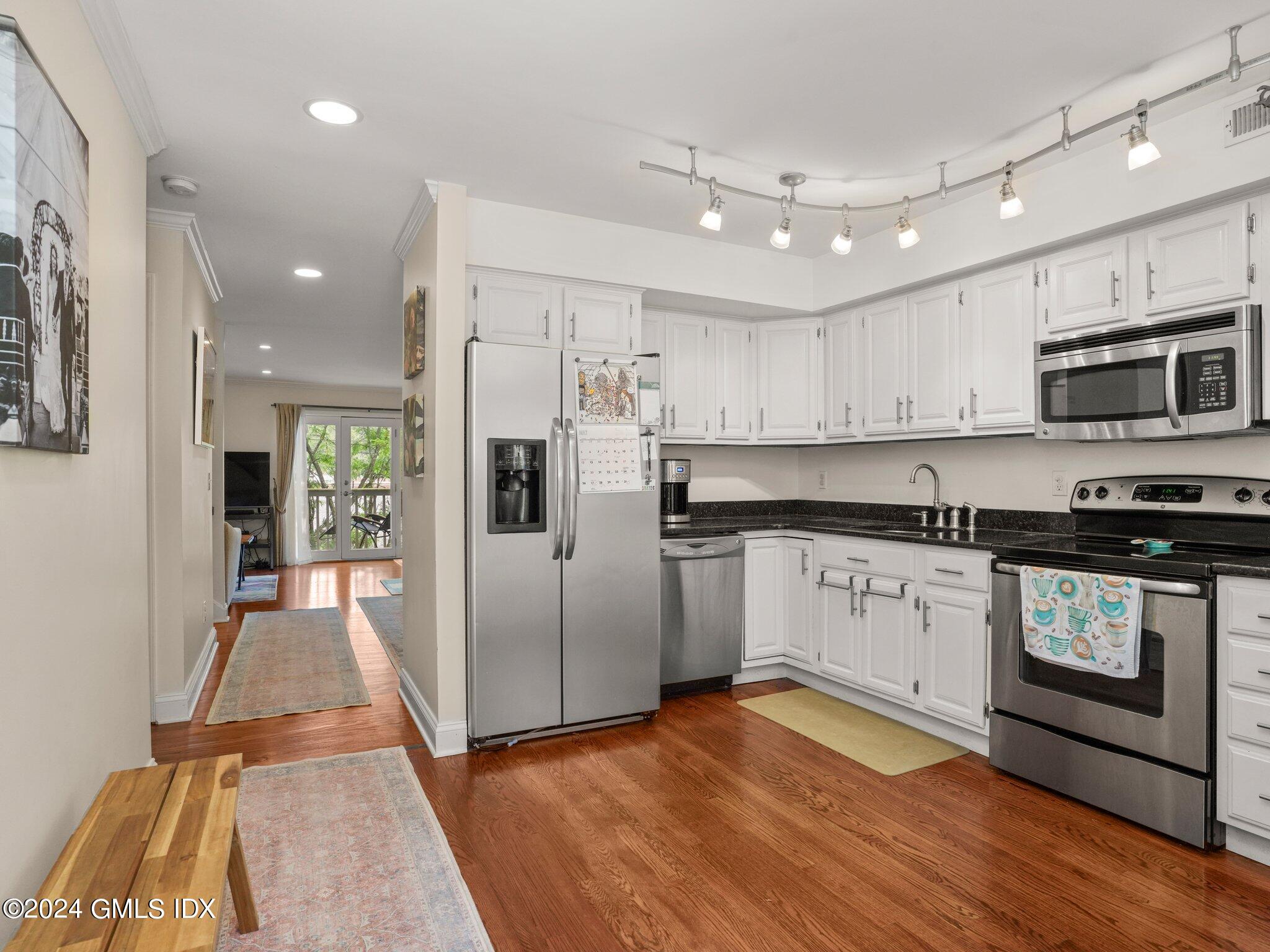 351 Pemberwick Road, 102