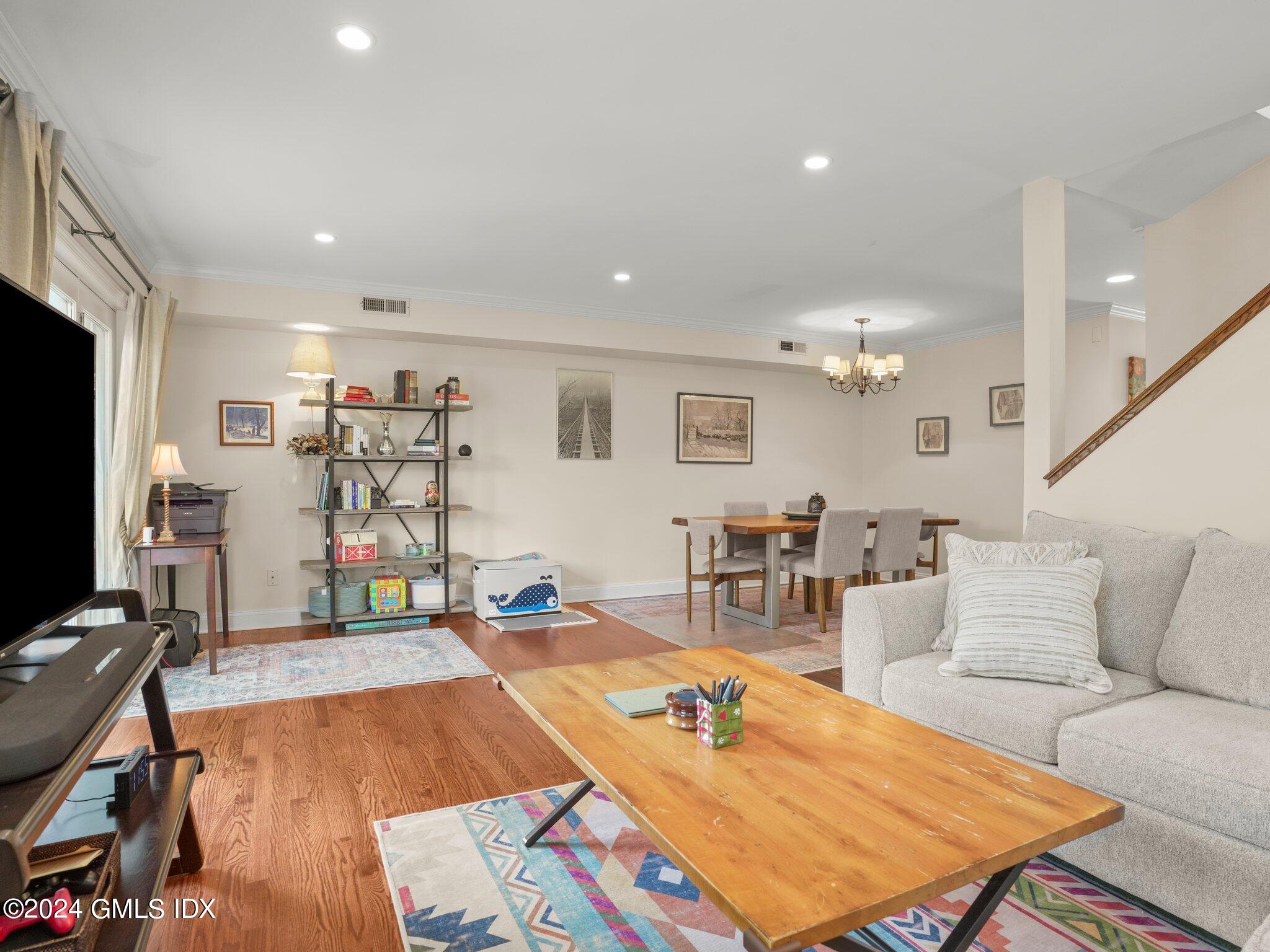 351 Pemberwick Road, 102