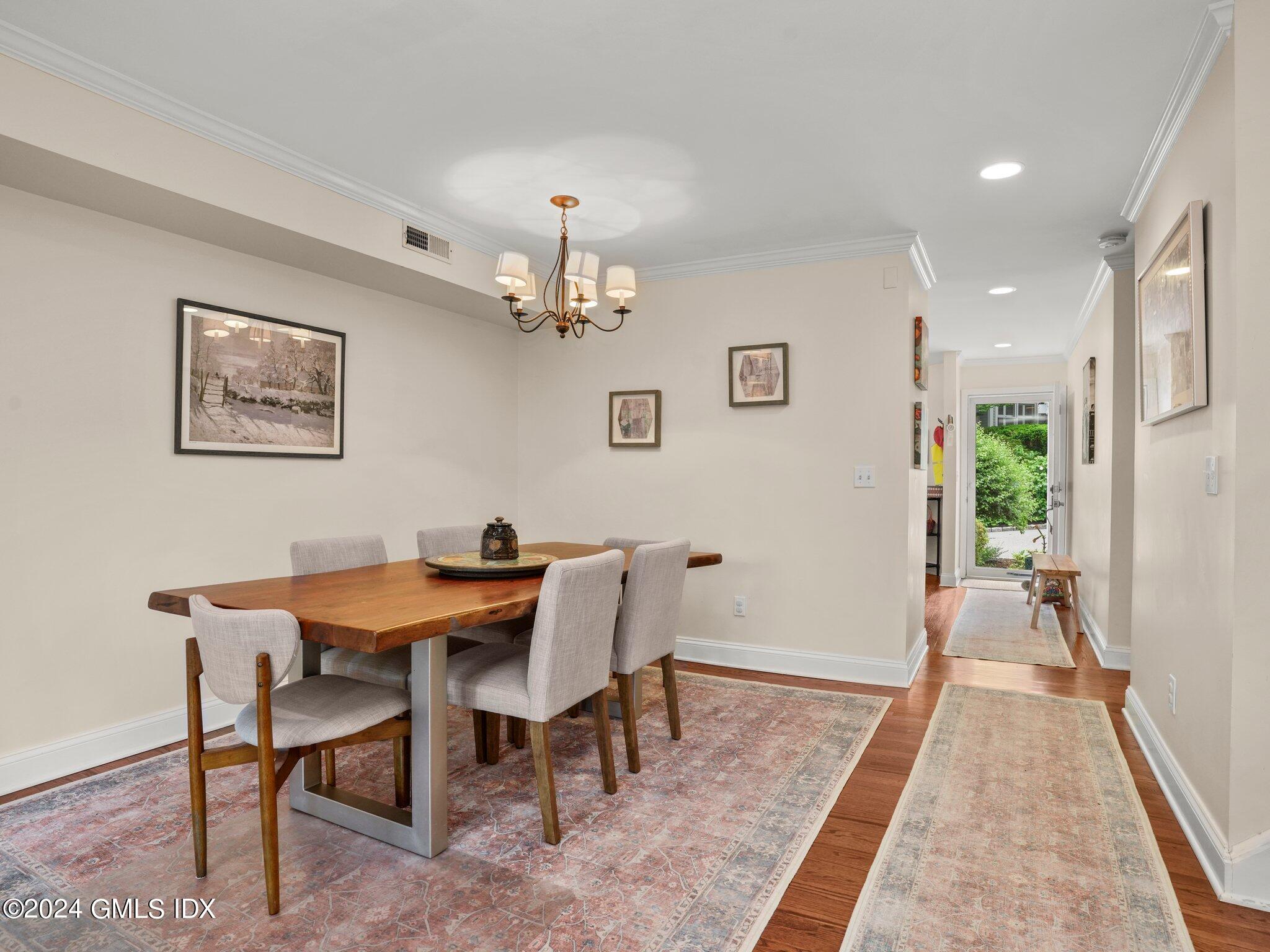 351 Pemberwick Road, 102