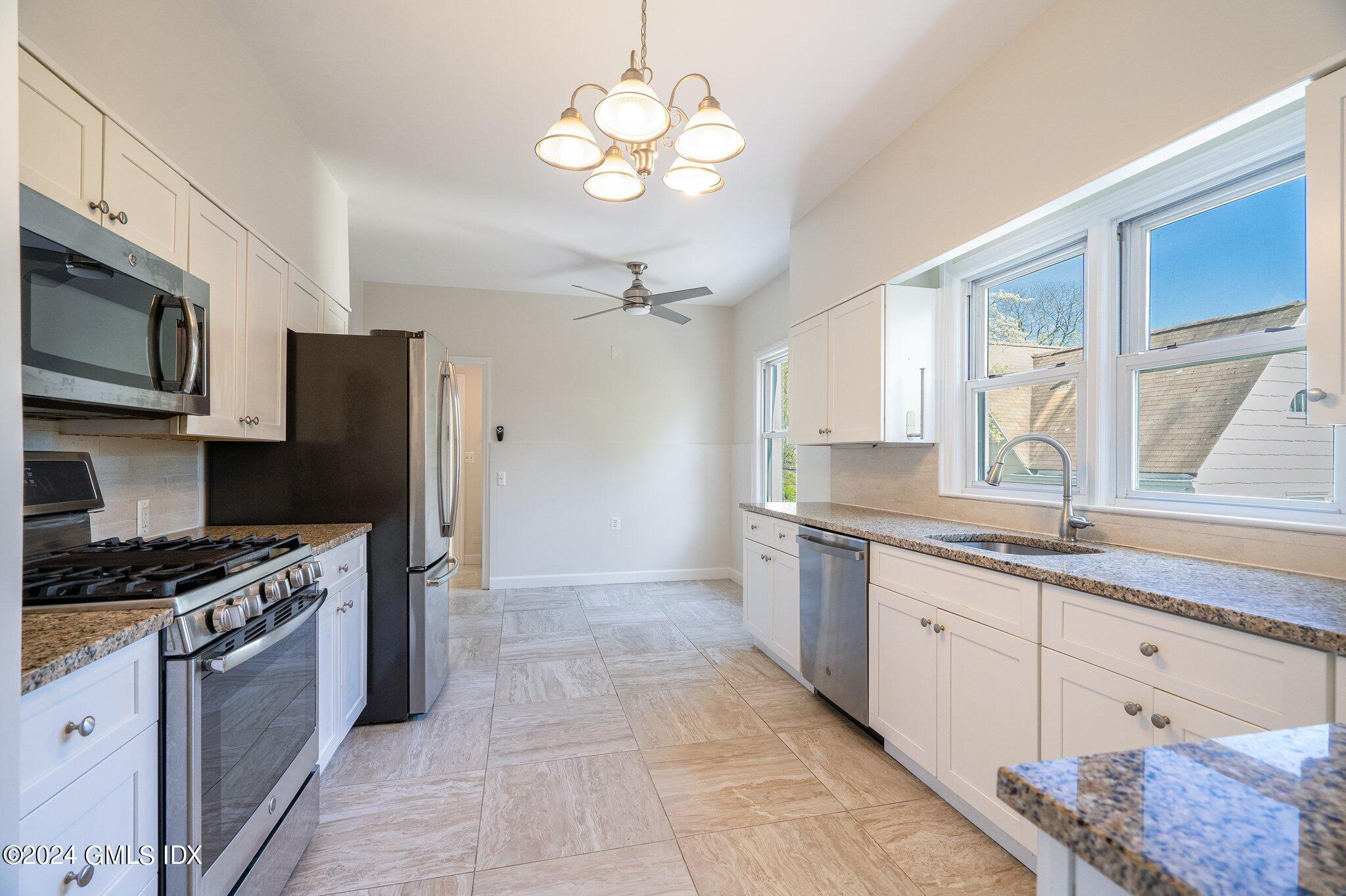 14 BYRAM SHORE Road, 1