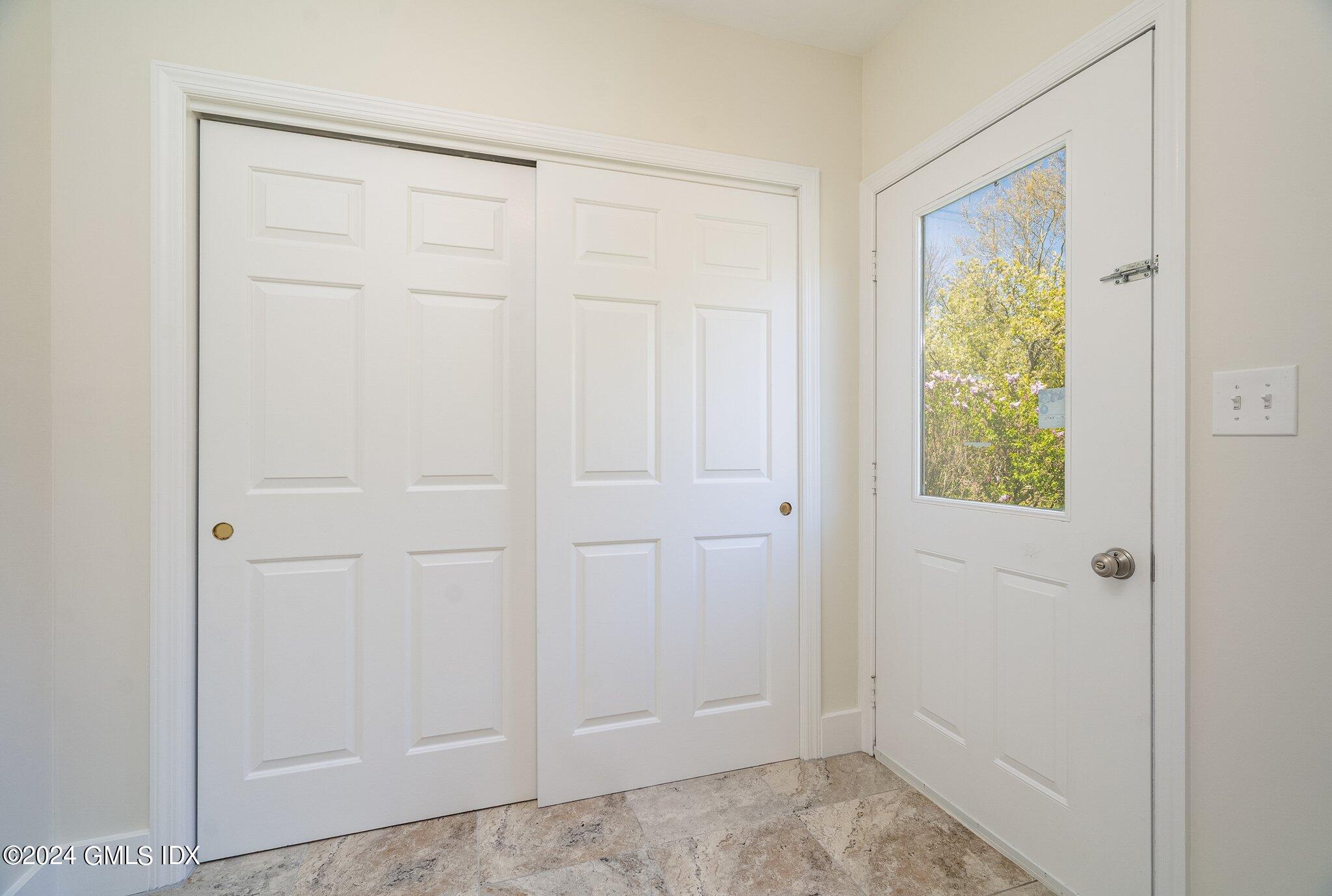 14 BYRAM SHORE Road, 1