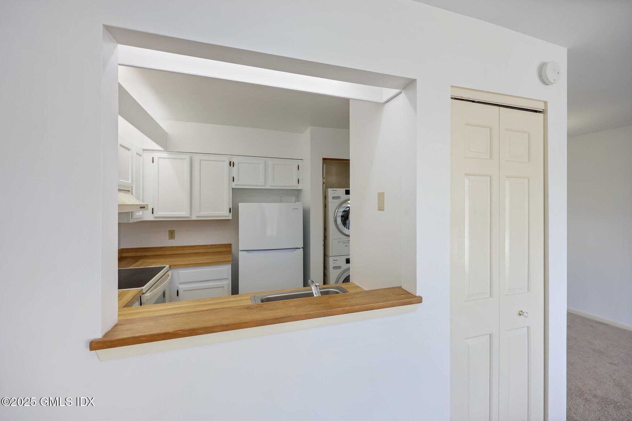 1465 E Putnam Avenue, 220