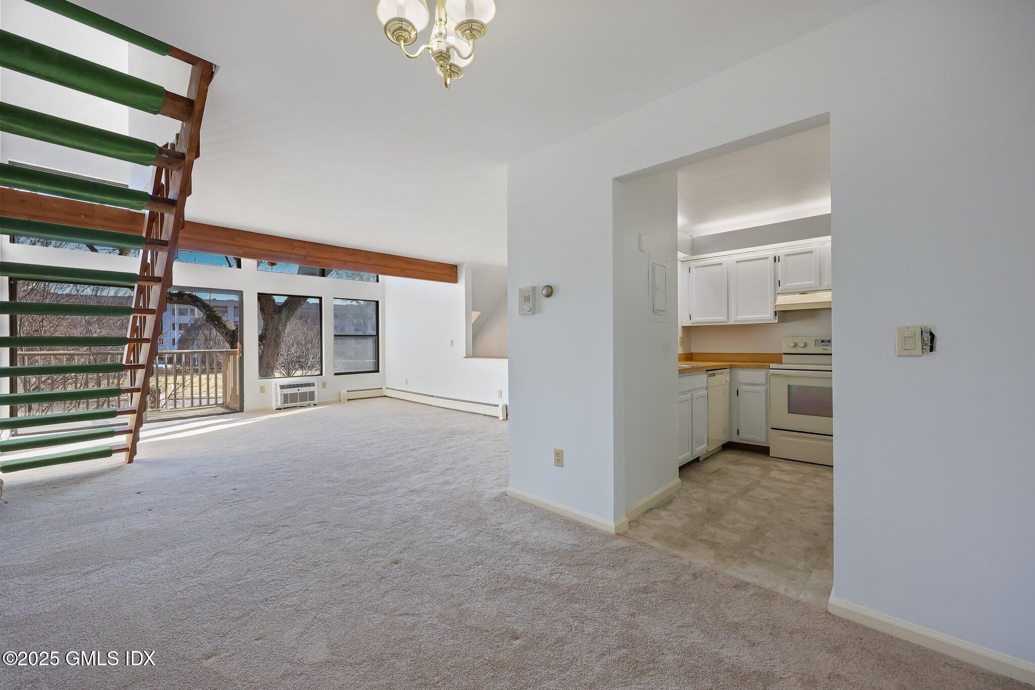 1465 E Putnam Avenue, 220